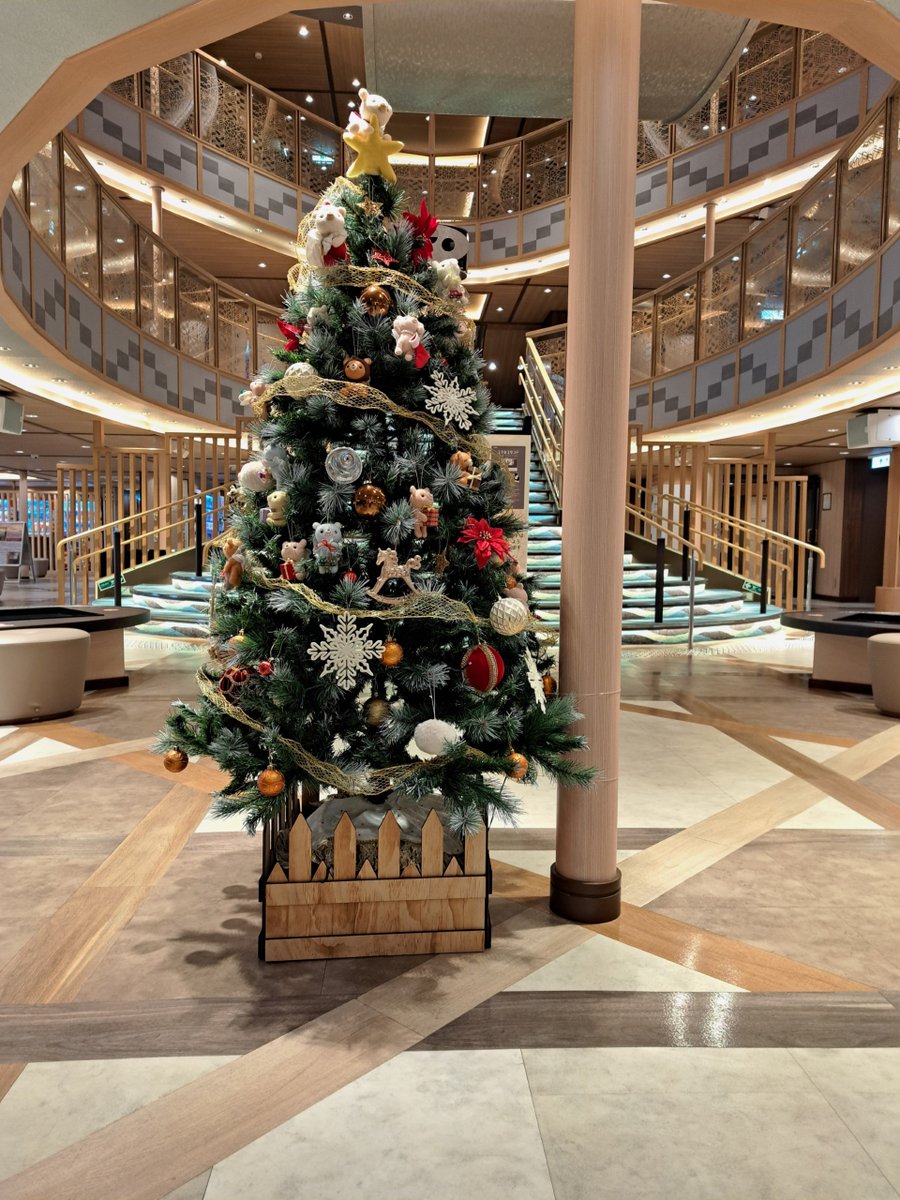 ferry_sunflower's tweet photo. さんふらわあもクリスマス仕様に🎄✨🎅
船にクリスマスツリーが設置されました🎁🌟そのツリーには船ごとにテーマが！
本日は、さんふらわあ くれないをご紹介🐻🧸❄️
ぬくもりと遊び心の“くま型オーナメント”が、落ち着いた色とやわらかな質感で船旅のひとときを優しく彩ります🛳️💫✨ https://t.co/HqOFeOtiWA