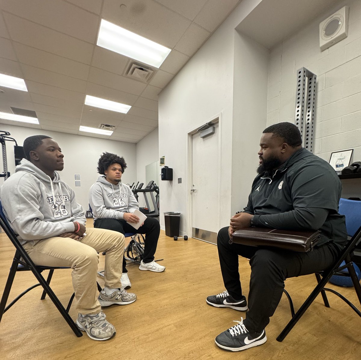 EMKS_Athletics's tweet photo. Great to have Coach Williams @CoachWill2NINES from Evangel University stop by to checkout some of our boys @Evangel_FB 🏈 @UA_EMKSFB https://t.co/Rtc84cC4qd