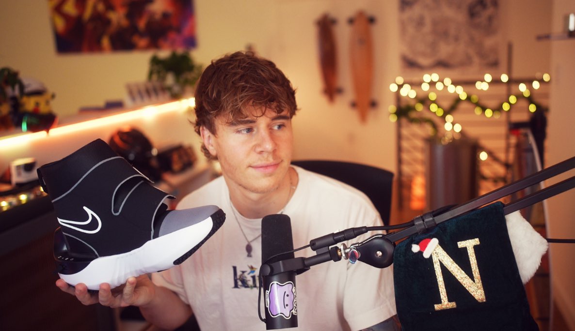 last stream before mexico trip (but might do some irl there 👀)

- should robots have rights? 🤖 
- what is happening on twitch and why are people stealing stuff? 🤮
- new shoes 😎
- perm is finally done 💇‍♂️ 

live twitch.tv/blau