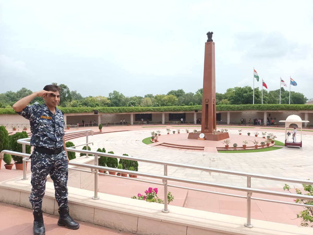 शं नो वरुणः #indiannavy #NavyDay #IndianNavyDay 
माँ भारती की समुद्री सीमाओं की रक्षा में तत्पर देश के हमारे सभी नौसैनिकों , पूर्व नौसैनिकों और उनके परिवारों को नौसेना दिवस की हार्दिक शुभकामनाएं।
शौर्य, साहस, समर्पण एवं देशप्रेम को कृतज्ञ राष्ट्र नमन करता है।
जय हिन्द