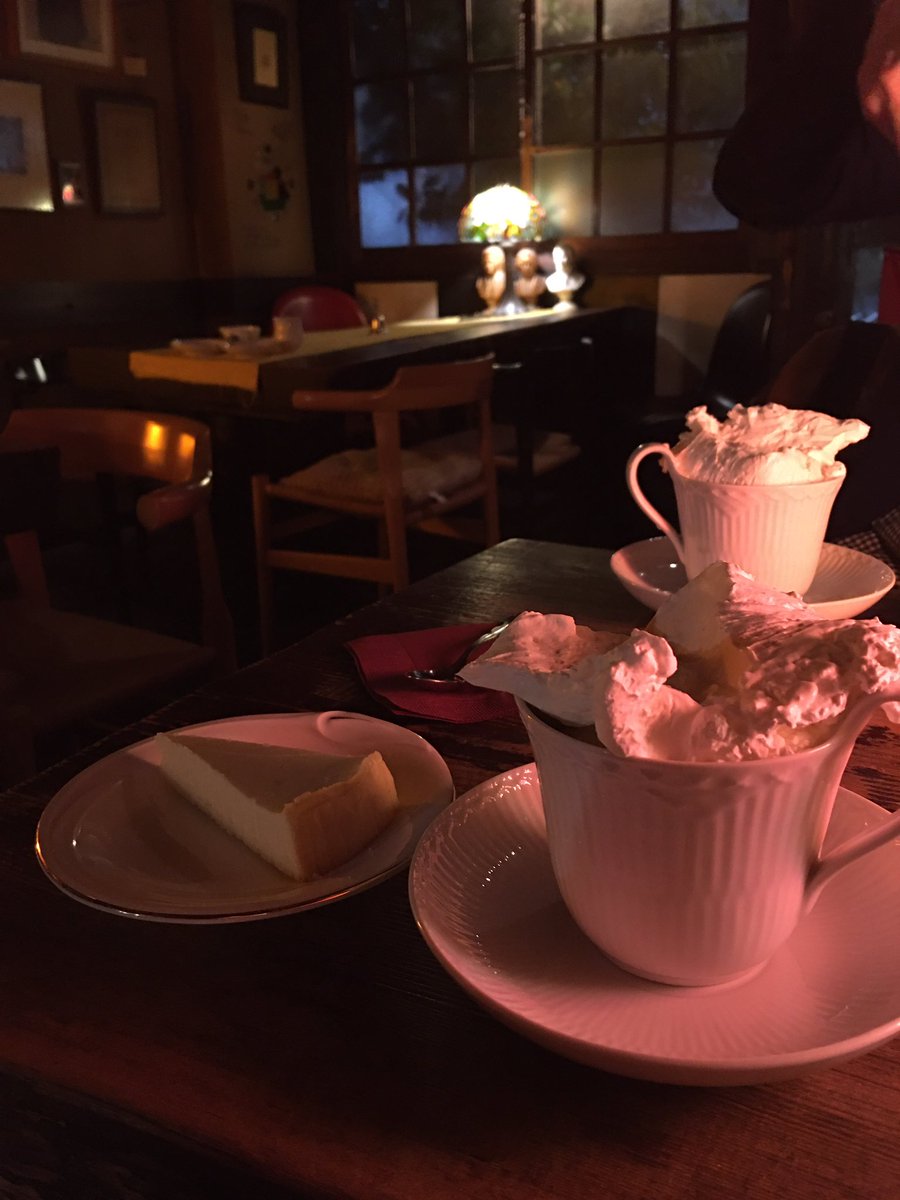 松山からフェリーで広島へ。軽めに食事したあとはカフェモンクで名物のウインナコーヒー。バッハの流れる心地よい空間でした。初雪が舞う夜の繁華街を夜散歩。久しぶりの広島1日目。