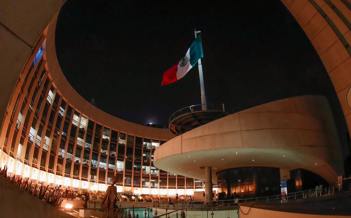 senadomexicano's tweet photo. 📷 El Senado se iluminó con motivo del Día Internacional de las Personas con Discapacidad, que se conmemora cada 3 de diciembre. https://t.co/F7NEcvlEI6 https://t.co/7XQyh2LkXz