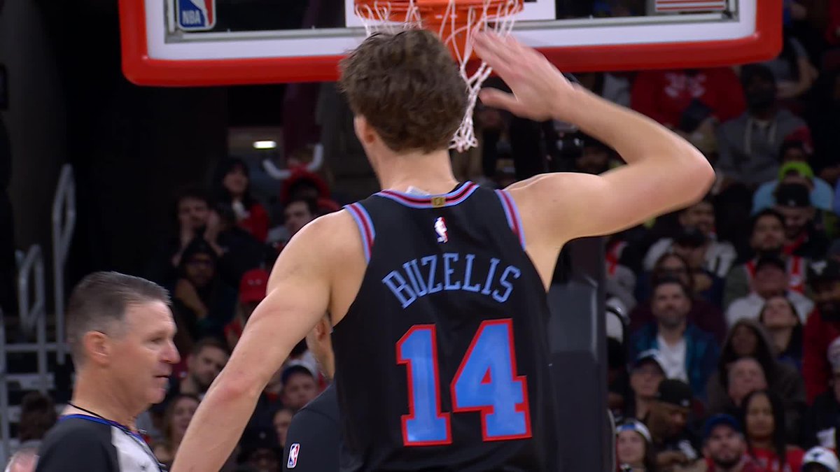 Big buckets from Matas 😤

@BuzelisMatas | @CHSN_Bulls 