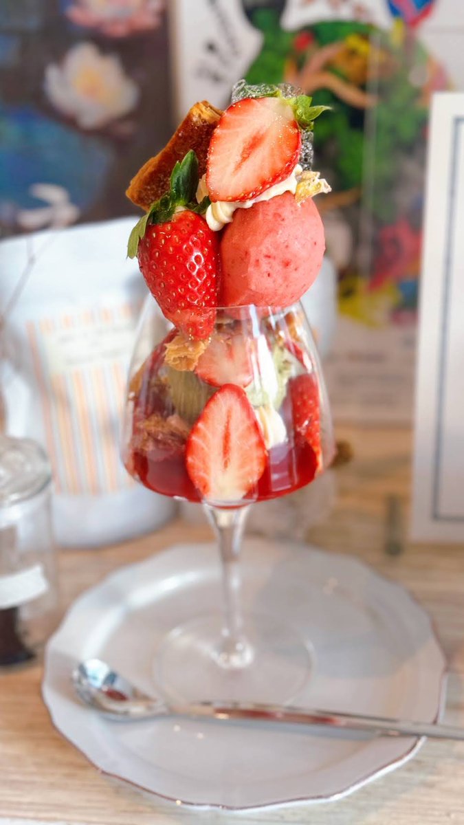 いちごパフェ第1弾スタートします🍓
クリスマスティーも🎄✨
クリスマスティーは25日まで、この形のいちごパフェは期間限定です。
モンブランパフェ終わりです🌰