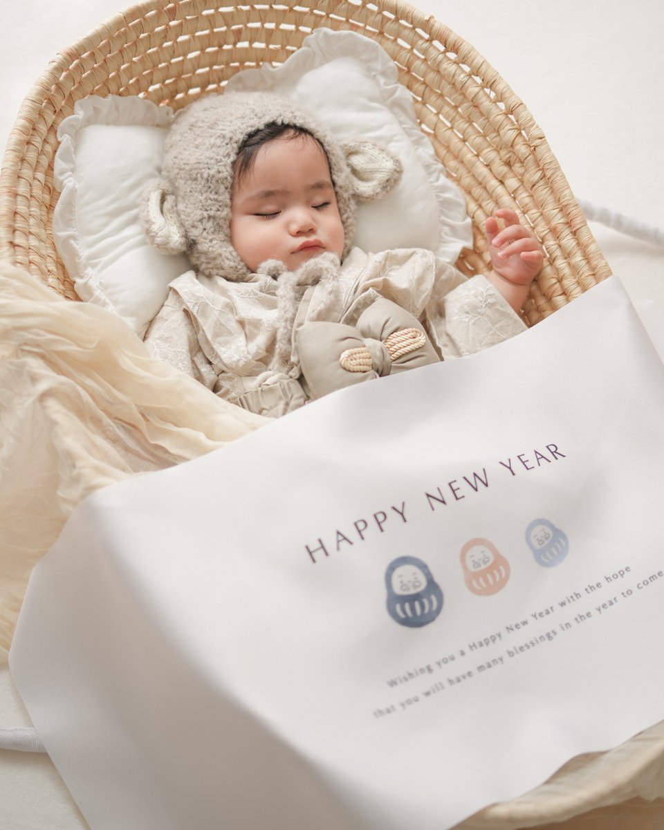 年賀状まだ撮ってないママへ…

え、今年どうしよ…？
ってなる年賀状フォト

タペストリーがあれば
おうちが秒でスタジオ化するよ✨

LINEで送るご挨拶フォトにもぴったり🎍♡

#年賀状写真 #赤ちゃんのいる生活 #おうちフォト
#正月タペストリー #寝相アート #ベビー撮影 #soyumoa