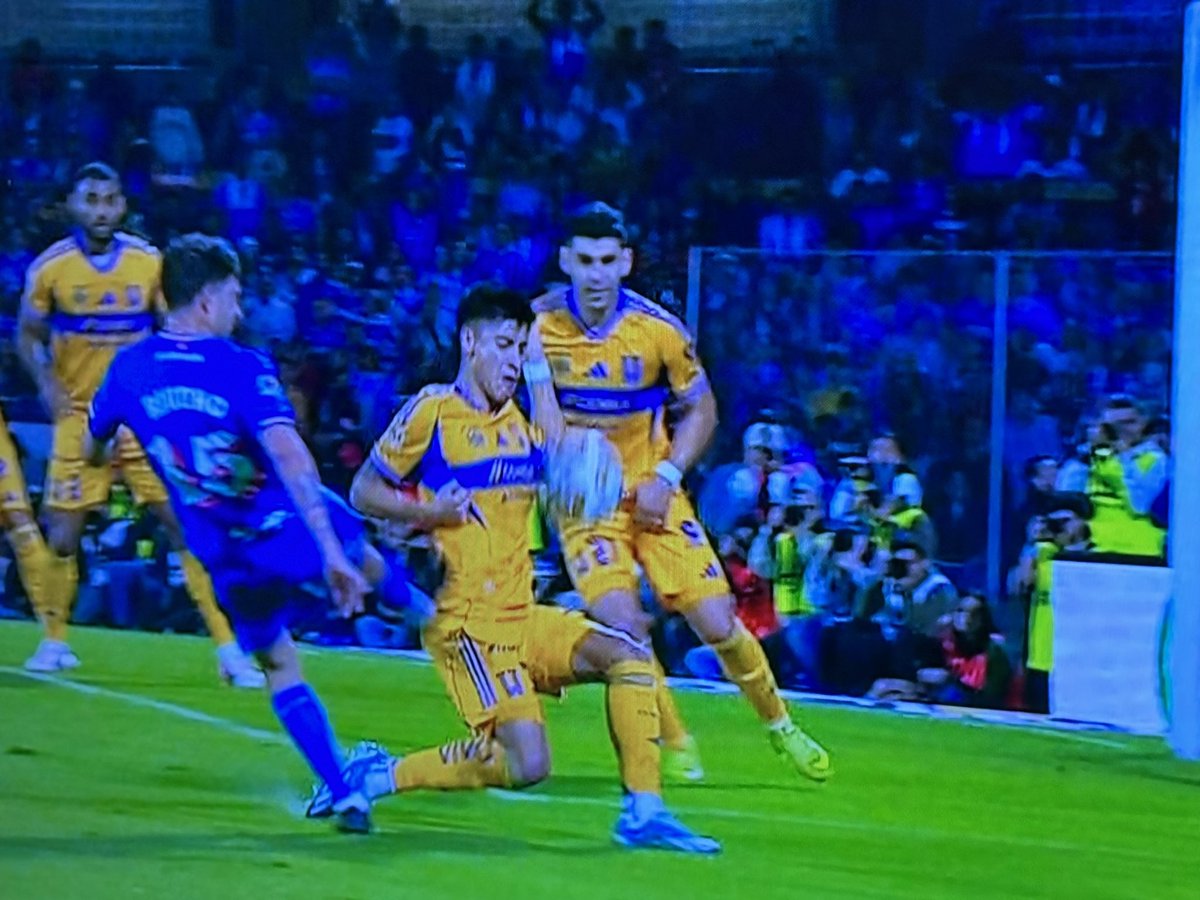 El balón le pegó en el pecho a Farfan y rebotó en el codo, eso no era penal ni de chiste