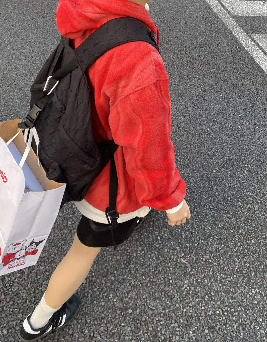 iknowsliber's tweet photo. 여러분 이 키링 제발 여행가서 꼭 챙기세요
개편함. 저거 하나로 20배는 윤택한 여행이었음

핸즈프리의 혁명수준
무거운 쇼핑백 2-3개씩 매달고 다녔는데
손이 편하니까 여행 질이 달라지더라고요

특히 일본처럼 쇼핑에 특화된 곳에서 빛을발함 https://t.co/phqLh5pfqw