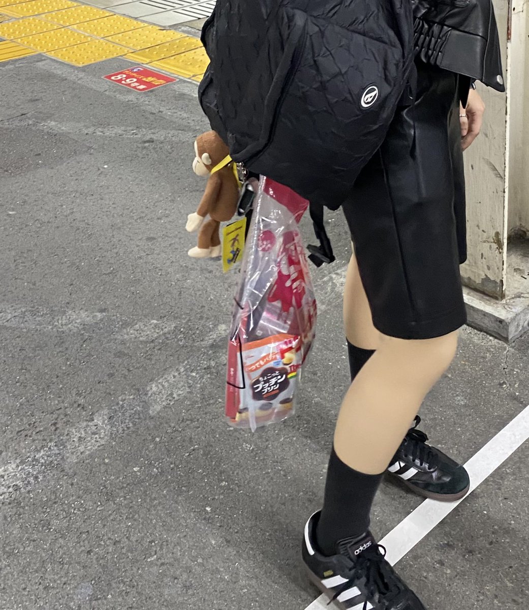 여러분 이 키링 제발 여행가서 꼭 챙기세요
개편함. 저거 하나로 20배는 윤택한 여행이었음

핸즈프리의 혁명수준
무거운 쇼핑백 2-3개씩 매달고 다녔는데
손이 편하니까 여행 질이 달라지더라고요

특히 일본처럼 쇼핑에 특화된 곳에서 빛을발함