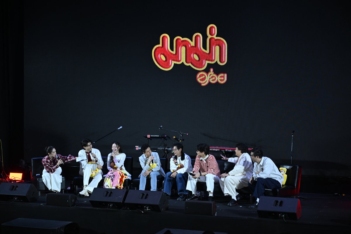 STARSOCIETY_TH's tweet photo. “อิ้งค์ - นนท์ - เสือร้องไห้” ร่วมเปิดตัวโปรเจกต์ “MAMACREW” พร้อมยกระดับแบรนด์เป็นเพื่อนคู่ใจของทุกเจเนอเรชัน
https://t.co/9BsGf9lgBf
#MAMACREW
#MAMACREWxNONTTANONT
#NONTTANONT
#INKWARUNTORN
#TigerCry
#torsaksit
#มาม่าอร่อย #มาม่าสักคัพ
ถ้าพูดถึงแบรนด์ที่อยู่กับคนไทยแบบโตมาด้วยกัน “มาม่า” ต้องติดอันดับต้น ๆ แน่นอน แต่ปีนี้
แบรนด์สร้างเซอร์ไพรส์ครั้งใหญ่กว่าเดิม เพราะไม่ได้มาในฐานะบะหมี่กึ่งสำเร็จรูปเพียงอย่างเดียว แต่กลับมาพร้อมภาพลักษณ์ใหม่ในเวอร์ชัน “เพื่อนสนิทที่ไม่เคยทิ้งกัน” ผ่านโปรเจกต์สุดสด “MAMACREW” ที่รวมพลังคนดังตัวจริงของคนรุ่นใหม่ไว้ในแก๊งเดียว
งานนี้ “มาม่า” จับมือกับ 6 ตัวแทนความเป็นเพื่อนยุคนี้ ไม่ว่าจะเป็นเสียงหวานอบอุ่นอย่าง INK WARUNTORN เจ้าหญิงซินธ์ป็อปสุดละมุน, NONT TANONT นักร้องเสียงคุณภาพที่ครองชาร์ต มาตลอดทั้งปี และแก๊งเสือร้องไห้ ที่เป็นไอคอนของคอนเทนต์สนุก ๆ
ทั้งสามสายรวมตัวกันในฐานะ “เพื่อนที่โคจรมาพบกัน” พร้อมสร้างบรรยากาศใหม่ให้แบรนด์สนุกขึ้น อบอุ่นขึ้น และเป็นกันเองแบบที่ใคร ๆ ก็เข้าถึงได้
เบื้องหลังการเปลี่ยนโฉมครั้งนี้ นำโดย “เพชร พะเนียงเวทย์” กรรมการบริษัท และผู้อำนวยการฝ่ายการตลาด บริษัท สหพัฒนพิบูล จำกัด (มหาชน) หรือ SPC ที่เล่าว่าแรงบันดาลใจเกิดจากการสังเกตความสัมพันธ์ระหว่าง “มาม่า” กับคนไทย ซึ่งลึกกว่าการเป็นแค่เมนูง่าย ๆ เวลาเร่งรีบ แต่เป็น “อาหารที่ให้ความรู้สึกปลอดภัย” เพียงเปิดซองก็สัมผัสความคุ้นเคยราวกับกลับบ้าน นั่นคือหัวใจที่ทำให้แบรนด์ตัดสินใจย้ายบทบาทจากสินค้าบนเชลฟ์…ไปสู่การเป็นเพื่อนที่มีตัวตนชัดเจน
ทีมมาม่ามอง Presenter ไม่ใช่หน้าแบรนด์ แต่เป็น “ตัวแทนคอมมูนิตี้” “อิ้งค์–นนท์” คือเพื่อนสนิทที่มีเคมีเข้ากันจริง ทั้งบนเวทีและนอกเวที “เสือร้องไห้” คือสายครีเอเตอร์ที่ทำให้ทุกโมเมนต์เข้าถึงแฟนหลายเจเนอเรชัน แก๊งนี้จึงถูกออกแบบให้เป็นเหมือนวงเพื่อนที่ชวนทุกคนเข้ามาแจมได้เสมอ ไม่ได้สร้างภาพสวยหรู แต่เน้น “ความเป็นมนุษย์จริง” แบบที่แฟน ๆ คุ้นเคยอยู่แล้ว
สนามใหม่ของมาม่า…ไม่ใช่ซูเปอร์มาร์เก็ต แต่คือ TikTok, คอนเสิร์ต และ Creator Scene คนรุ่นใหม่เมื่อเส้นแบ่งระหว่างศิลปิน–อินฟลูเอนเซอร์–ครีเอเตอร์เริ่มเลือนลง มาม่าก็พาตัวเองเข้าไปอยู่ในพื้นที่เดียวกันอย่างตั้งใจ ไม่ว่าจะเป็น Music Marketing, คอนเทนต์ไวรัล หรือ Collaboration ข้ามวงการ
“มาม่า” ได้ถ่ายทอดรสชาติเป็นประสบการณ์ดนตรีครั้งใหม่ จากการตีความคำถามง่าย ๆ ว่า “ถ้ารสชาติมีเสียง…มันจะดังแบบไหน?” ด้วยแคมเปญ “Sound of Flavours” ซึ่งเป็นโปรเจกต์ที่ร่วมกับ “โต๋ - ศักดิ์สิทธิ์ เวชสุภาพร” ศิลปินที่ “พูดด้วยดนตรี” สู่การสร้างอัลบั้ม 4 เพลง 4 อารมณ์ โดยเปิดตัวด้วยซิงเกิลแรก “นิดนึงพอ” ขับร้องโดย อิ้งค์-วรันธร เปานิล ตัวแทนสื่อความคิดถึงและความอบอุ่น เป็นแคมเปญที่ไม่ได้ทำเพื่อยอดขายแต่เพื่อคืนความรู้สึกให้แบรนด์ ผ่านเสียงที่พาคนไทยกลับสู่ช่วงเวลาที่ผูกพันกับมาม่าเสมอ ตั้งแต่เสียงน้ำเดือดจนถึงความอบอุ่นบนโต๊ะอาหาร ทำให้ Sound of Flavours ไม่ใช่แค่แคมเปญ แต่คือ “เสียงของชีวิต” ที่ก้องอยู่ในใจทุกเจเนอเรชัน
จากนี้เราจะได้เห็นมาม่าออกไอเดียใหม่ ๆ ทั้งในโลกเพลง คอนเทนต์ และโปรเจกต์ร่วมกับศิลปินอีกมากมาย ซึ่งทั้งหมดเกิดขึ้นจากแนวคิดเดียวว่า “มาม่าอยากเป็นพื้นที่อารมณ์ดี ๆ ให้ทุกคน ไม่ว่าคุณจะอยู่ที่ไหน”