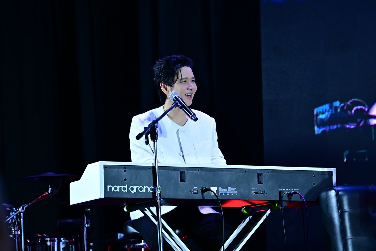 STARSOCIETY_TH's tweet photo. “อิ้งค์ - นนท์ - เสือร้องไห้” ร่วมเปิดตัวโปรเจกต์ “MAMACREW” พร้อมยกระดับแบรนด์เป็นเพื่อนคู่ใจของทุกเจเนอเรชัน
https://t.co/9BsGf9lgBf
#MAMACREW
#MAMACREWxNONTTANONT
#NONTTANONT
#INKWARUNTORN
#TigerCry
#torsaksit
#มาม่าอร่อย #มาม่าสักคัพ
ถ้าพูดถึงแบรนด์ที่อยู่กับคนไทยแบบโตมาด้วยกัน “มาม่า” ต้องติดอันดับต้น ๆ แน่นอน แต่ปีนี้
แบรนด์สร้างเซอร์ไพรส์ครั้งใหญ่กว่าเดิม เพราะไม่ได้มาในฐานะบะหมี่กึ่งสำเร็จรูปเพียงอย่างเดียว แต่กลับมาพร้อมภาพลักษณ์ใหม่ในเวอร์ชัน “เพื่อนสนิทที่ไม่เคยทิ้งกัน” ผ่านโปรเจกต์สุดสด “MAMACREW” ที่รวมพลังคนดังตัวจริงของคนรุ่นใหม่ไว้ในแก๊งเดียว
งานนี้ “มาม่า” จับมือกับ 6 ตัวแทนความเป็นเพื่อนยุคนี้ ไม่ว่าจะเป็นเสียงหวานอบอุ่นอย่าง INK WARUNTORN เจ้าหญิงซินธ์ป็อปสุดละมุน, NONT TANONT นักร้องเสียงคุณภาพที่ครองชาร์ต มาตลอดทั้งปี และแก๊งเสือร้องไห้ ที่เป็นไอคอนของคอนเทนต์สนุก ๆ
ทั้งสามสายรวมตัวกันในฐานะ “เพื่อนที่โคจรมาพบกัน” พร้อมสร้างบรรยากาศใหม่ให้แบรนด์สนุกขึ้น อบอุ่นขึ้น และเป็นกันเองแบบที่ใคร ๆ ก็เข้าถึงได้
เบื้องหลังการเปลี่ยนโฉมครั้งนี้ นำโดย “เพชร พะเนียงเวทย์” กรรมการบริษัท และผู้อำนวยการฝ่ายการตลาด บริษัท สหพัฒนพิบูล จำกัด (มหาชน) หรือ SPC ที่เล่าว่าแรงบันดาลใจเกิดจากการสังเกตความสัมพันธ์ระหว่าง “มาม่า” กับคนไทย ซึ่งลึกกว่าการเป็นแค่เมนูง่าย ๆ เวลาเร่งรีบ แต่เป็น “อาหารที่ให้ความรู้สึกปลอดภัย” เพียงเปิดซองก็สัมผัสความคุ้นเคยราวกับกลับบ้าน นั่นคือหัวใจที่ทำให้แบรนด์ตัดสินใจย้ายบทบาทจากสินค้าบนเชลฟ์…ไปสู่การเป็นเพื่อนที่มีตัวตนชัดเจน
ทีมมาม่ามอง Presenter ไม่ใช่หน้าแบรนด์ แต่เป็น “ตัวแทนคอมมูนิตี้” “อิ้งค์–นนท์” คือเพื่อนสนิทที่มีเคมีเข้ากันจริง ทั้งบนเวทีและนอกเวที “เสือร้องไห้” คือสายครีเอเตอร์ที่ทำให้ทุกโมเมนต์เข้าถึงแฟนหลายเจเนอเรชัน แก๊งนี้จึงถูกออกแบบให้เป็นเหมือนวงเพื่อนที่ชวนทุกคนเข้ามาแจมได้เสมอ ไม่ได้สร้างภาพสวยหรู แต่เน้น “ความเป็นมนุษย์จริง” แบบที่แฟน ๆ คุ้นเคยอยู่แล้ว
สนามใหม่ของมาม่า…ไม่ใช่ซูเปอร์มาร์เก็ต แต่คือ TikTok, คอนเสิร์ต และ Creator Scene คนรุ่นใหม่เมื่อเส้นแบ่งระหว่างศิลปิน–อินฟลูเอนเซอร์–ครีเอเตอร์เริ่มเลือนลง มาม่าก็พาตัวเองเข้าไปอยู่ในพื้นที่เดียวกันอย่างตั้งใจ ไม่ว่าจะเป็น Music Marketing, คอนเทนต์ไวรัล หรือ Collaboration ข้ามวงการ
“มาม่า” ได้ถ่ายทอดรสชาติเป็นประสบการณ์ดนตรีครั้งใหม่ จากการตีความคำถามง่าย ๆ ว่า “ถ้ารสชาติมีเสียง…มันจะดังแบบไหน?” ด้วยแคมเปญ “Sound of Flavours” ซึ่งเป็นโปรเจกต์ที่ร่วมกับ “โต๋ - ศักดิ์สิทธิ์ เวชสุภาพร” ศิลปินที่ “พูดด้วยดนตรี” สู่การสร้างอัลบั้ม 4 เพลง 4 อารมณ์ โดยเปิดตัวด้วยซิงเกิลแรก “นิดนึงพอ” ขับร้องโดย อิ้งค์-วรันธร เปานิล ตัวแทนสื่อความคิดถึงและความอบอุ่น เป็นแคมเปญที่ไม่ได้ทำเพื่อยอดขายแต่เพื่อคืนความรู้สึกให้แบรนด์ ผ่านเสียงที่พาคนไทยกลับสู่ช่วงเวลาที่ผูกพันกับมาม่าเสมอ ตั้งแต่เสียงน้ำเดือดจนถึงความอบอุ่นบนโต๊ะอาหาร ทำให้ Sound of Flavours ไม่ใช่แค่แคมเปญ แต่คือ “เสียงของชีวิต” ที่ก้องอยู่ในใจทุกเจเนอเรชัน
จากนี้เราจะได้เห็นมาม่าออกไอเดียใหม่ ๆ ทั้งในโลกเพลง คอนเทนต์ และโปรเจกต์ร่วมกับศิลปินอีกมากมาย ซึ่งทั้งหมดเกิดขึ้นจากแนวคิดเดียวว่า “มาม่าอยากเป็นพื้นที่อารมณ์ดี ๆ ให้ทุกคน ไม่ว่าคุณจะอยู่ที่ไหน”