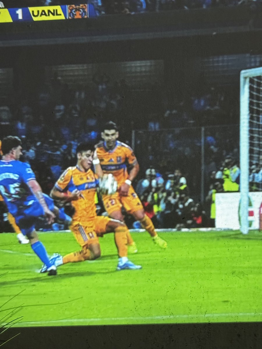tigresfootball_'s tweet photo. Si esto es penal, estamos todos locos… ni siquiera fue para revisarla en el VAR.

Le acaban de robar a Tigres a mano armada.

Son un maldito desastre @Arbitraje_MX https://t.co/tMtvCxoP5Y