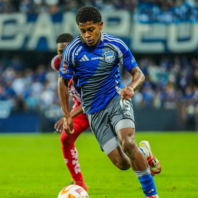 Que poco se habla que un niño de 15 años tuvo la personalidad y los huev… para patear una tanda de penales en Casa Blanca para una final de torneo! 

Este chico es el futuro de Emelec y  el primer trabajo de cualquier dirigencia decente es blindarlo y darle MINUTOS!!