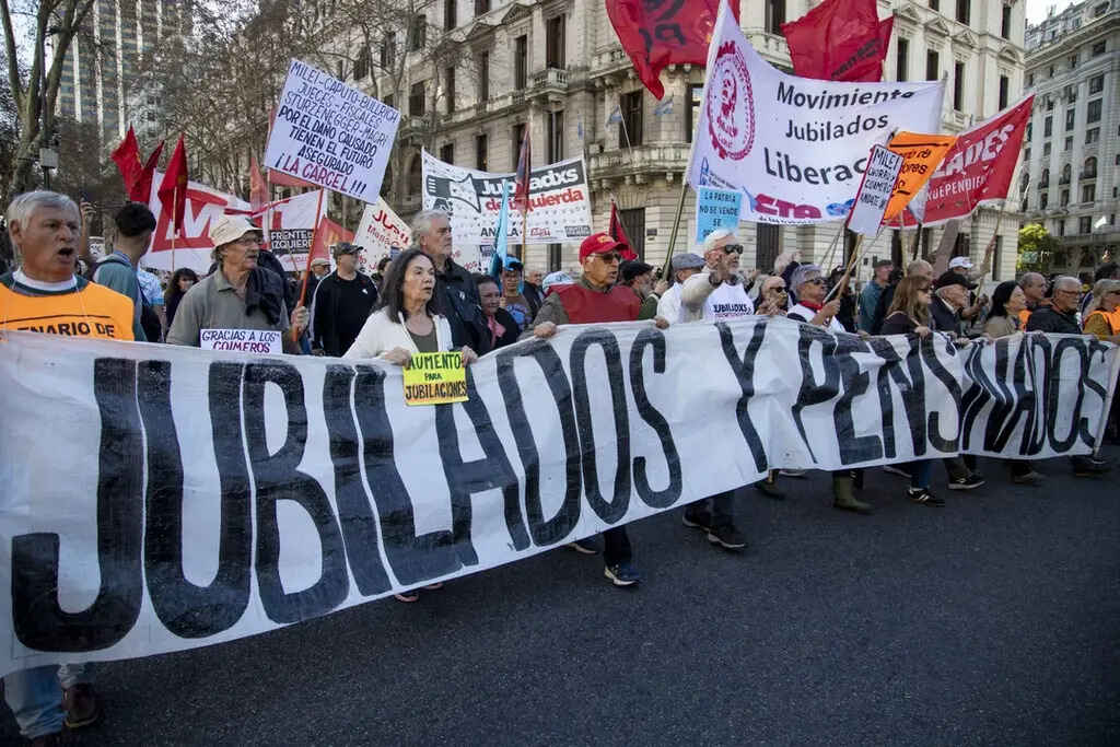 Prensa Latina <a href="/PrensaLatina_cu/">Prensa Latina</a>  
Mejor organizados que cuando comenzaron sus espontáneas Marchas de la Dignidad, miles de jubilados volvieron a manifestarse hoy frente al Congreso de #Argentina🇦🇷 y también en la ciudad bonaerense de #Tandil.
🔗prensa-latina.cu/.../jubilados-…