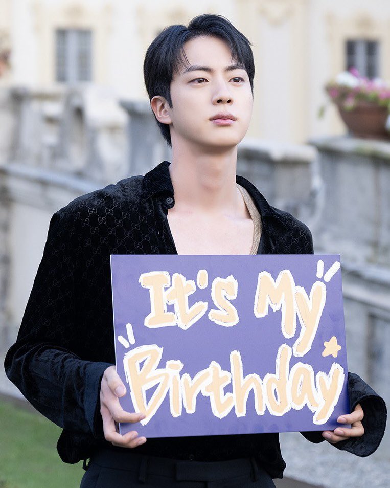 ernha330's tweet photo. Happy birthday seokjin🎉😘🫰💜
#HAPPYJINDAY https://t.co/qUkVmTHyCU
