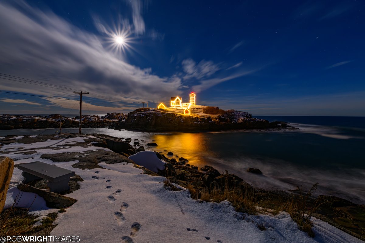 RobWrightImages's tweet image. Got my money's worth and then some at the snow-covered Nubble Lighthouse tonight, from golden hour through dark with a bright nearly-full moon.
--
December 3, 2025
York Beach, Maine