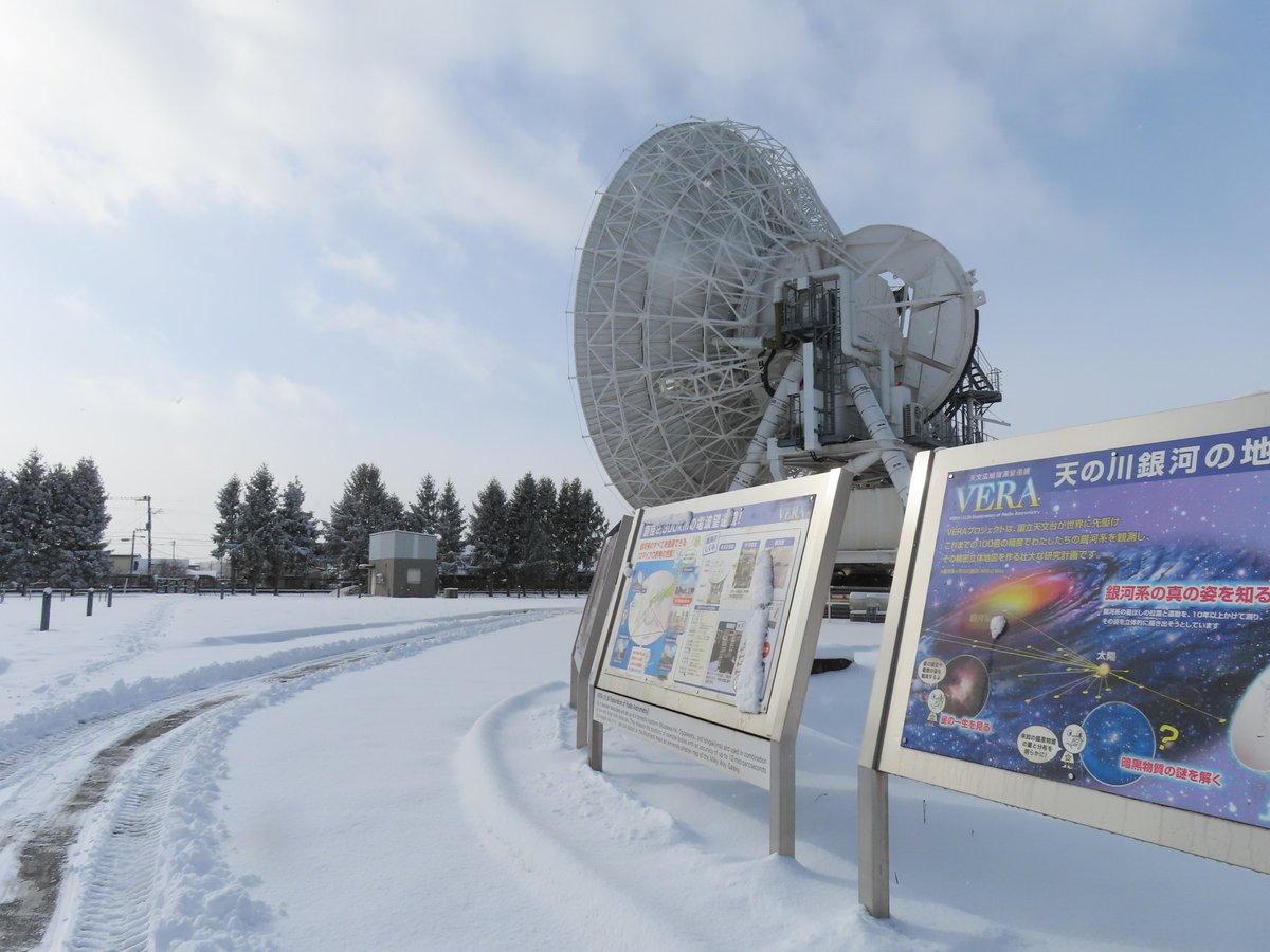 naoj_mizusawa's tweet image. 水沢のアンテナにも雪が積もります。アンテナ主鏡につく雪は観測の際に感度を低下させるだけでなく、雪の重さは望遠鏡を駆動する機器に大きな負荷を与えるため、日中は水平近くを向けた上で太陽光が当たるように調整し取り除いています。そのため見学の際は、落雪にご注意ください。