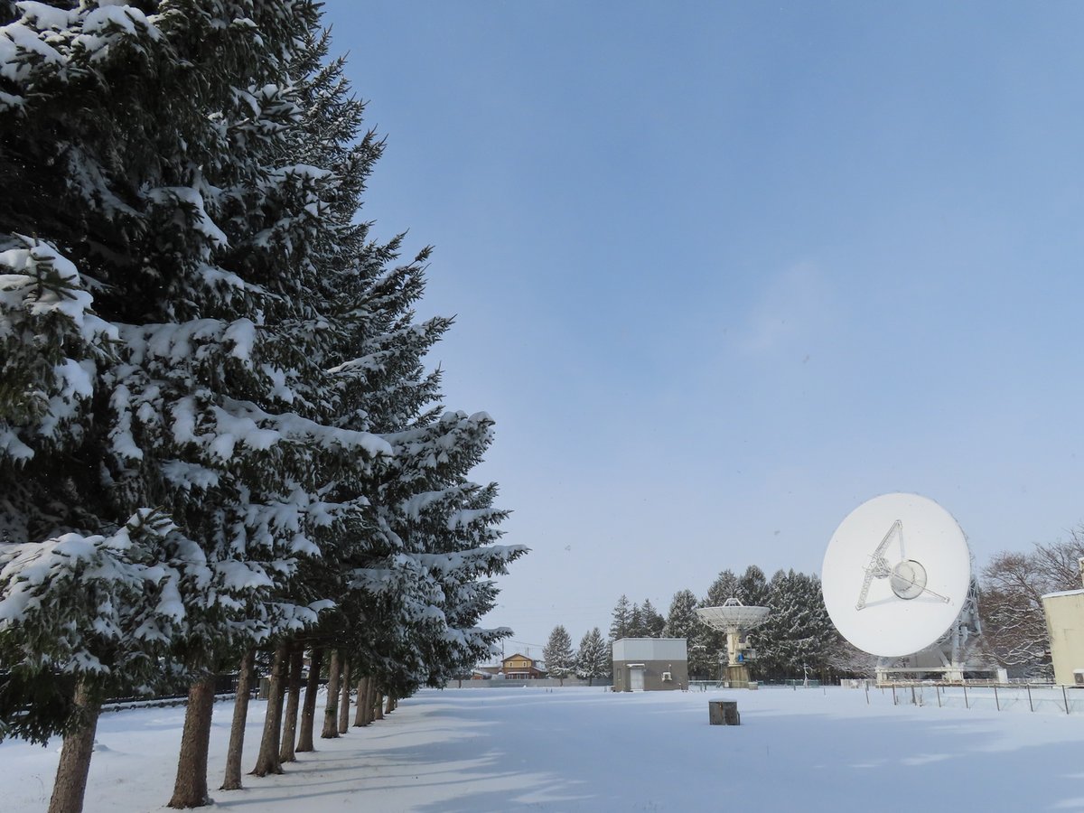 naoj_mizusawa's tweet image. 水沢のアンテナにも雪が積もります。アンテナ主鏡につく雪は観測の際に感度を低下させるだけでなく、雪の重さは望遠鏡を駆動する機器に大きな負荷を与えるため、日中は水平近くを向けた上で太陽光が当たるように調整し取り除いています。そのため見学の際は、落雪にご注意ください。