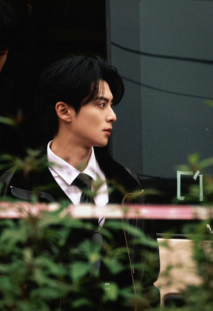 251204 Reuters of #DylanWang from the first day of filming in Chongqing for iQiyi's #WanderTogether. The variety will be covering several locations across the city for this leg of the shoot.

©️金白開__

#WangHedi