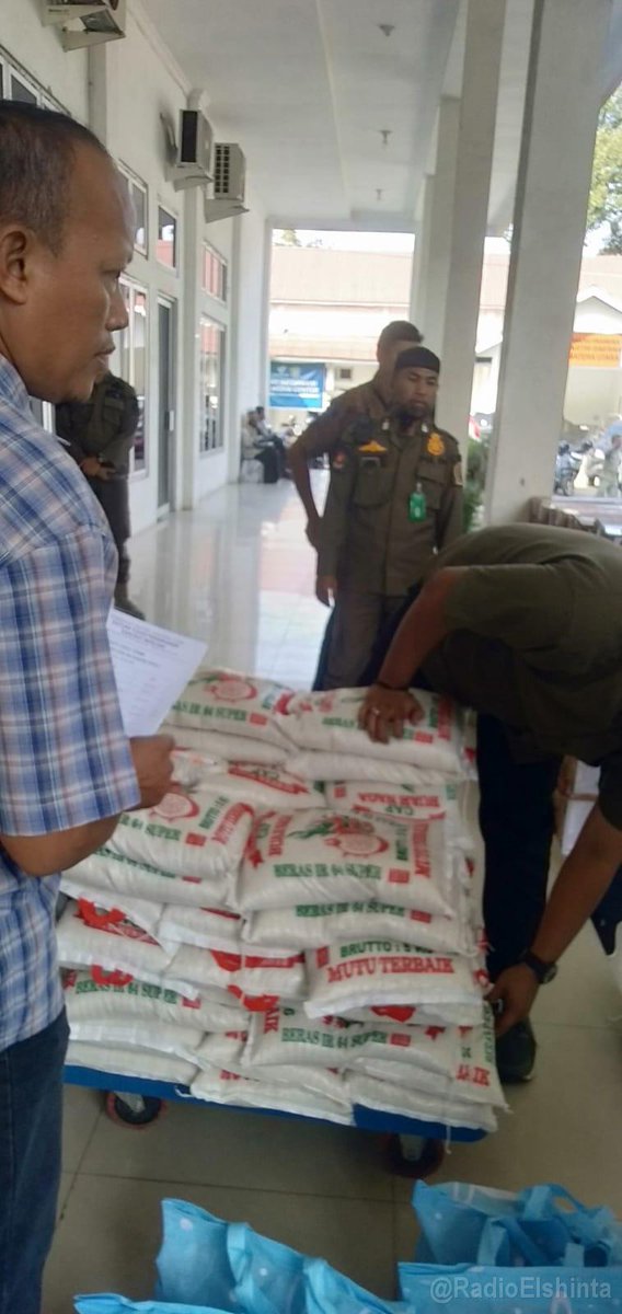 RadioElshinta's tweet photo. Posko darurat bencana banjir dan tanah longsor Pemprov Sumut di Jl. A.H. Nasution Medan terus menerima dan menampung logistik bantuan yang berdatangan bagi korban bencana alam, Kamis (4/12) pagi. 📸Diu
#Posko #Bantuan #Bencana #Sumut #SumateraUtara https://t.co/a8Hk0S6uxn