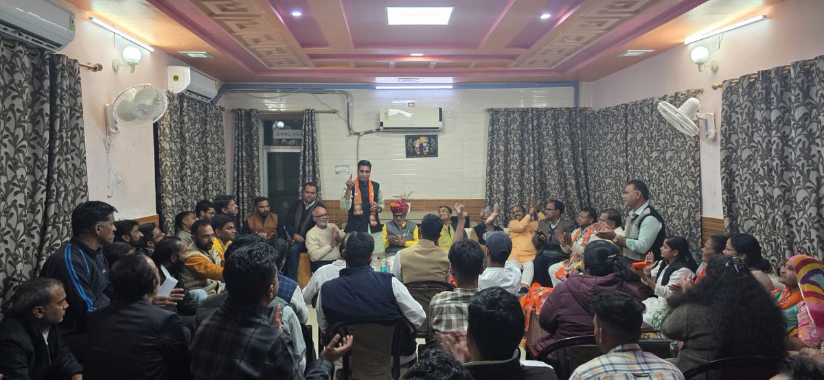 भीलवाड़ा में अल्प प्रवास पर पधारे राजस्थान सरकार के माननीय कैबिनेट मंत्री श्री <a href="/HemantMeenaBJP/">Hemant Meena</a> जी, श्री <a href="/babulalkharadi3/">Babulal Kharadi</a> जी, राज्य मंत्री (स्वतंत्र प्रभार) श्री <a href="/DakMla/">Gautam Dak</a> जी, श्री <a href="/officialkharra/">Jhabar Singh Kharra</a> जी एवं भाजपा प्रदेश उपाध्यक्ष श्री <a href="/ChhaganMahur/">Chhagan mahur</a> जी का सर्किट हाउस में भारतीय जनता