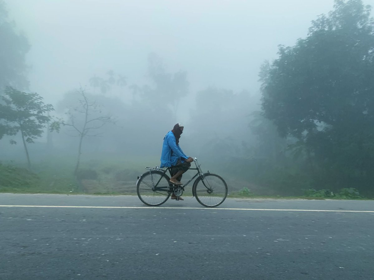 safayetbaseeth's tweet photo. A lone journey through the misty morning. Finding peace in the quiet resilience of the daybreak. @baseposting @base
#baseposter #baseposting โ#MistyMorning #FoggyRoads #QuietMoments #RuralLife https://t.co/DNqJyqGHIa