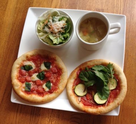 ringomascle's tweet photo. ヘルシー #ピザ   

左：マルゲリータ 
右：野菜のピザ　オルトナーラ    

生地は #全粒粉 の小麦粉だから #ビタミン #ミネラル 
 たっぷり  

チーズ控えめだけどトマトソースと生地が美味しいので大満足  

#グルメ #ランチ #おうちごはん  #料理好きな人と繋がりたい #医食同源 #ダイエット https://t.co/iGSxgAHgXb