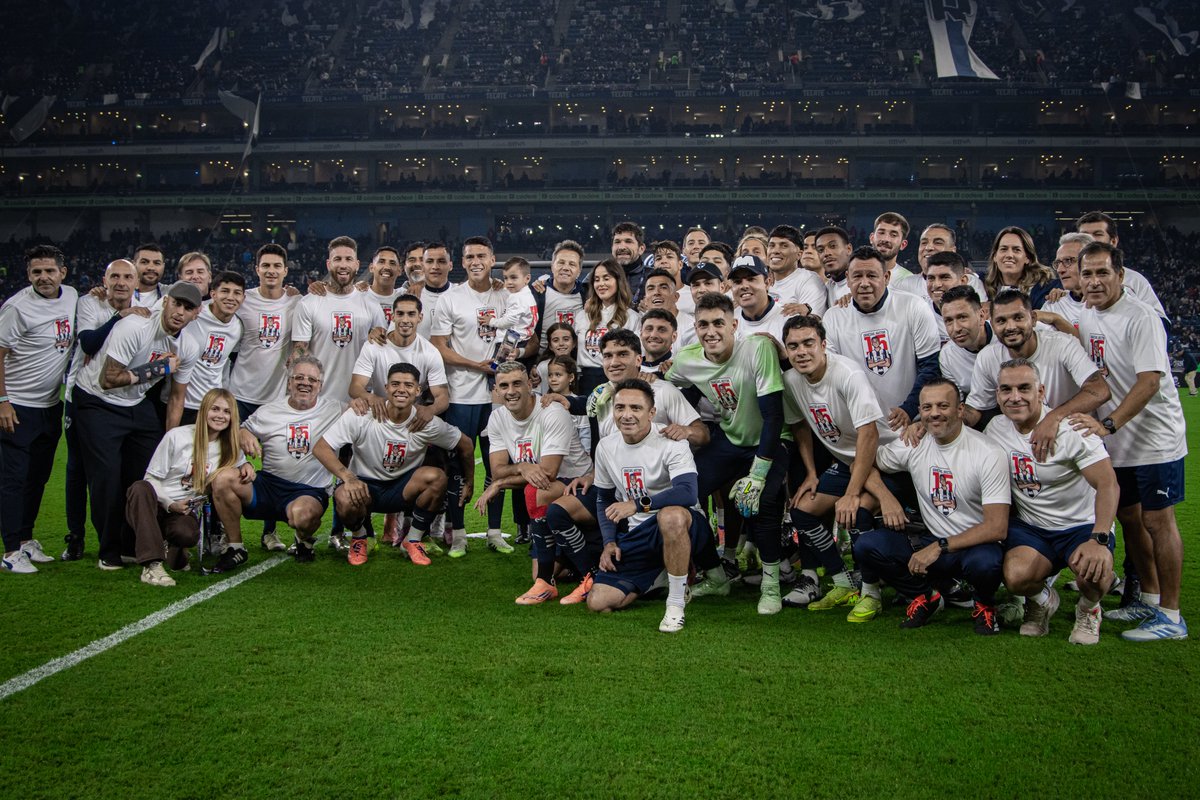 Rayados's tweet photo. Por tu carrera, tu liderazgo y el sello que plasmaste en el Monterrey.💙

¡Gracias, @HectorMorenoh!👏🏼¡Merecido reconocimiento a un jugador que siempre demostró nuestros valores #EnLaVidaYEnLaCancha!🙌🏼 https://t.co/6cRUuzmDWY