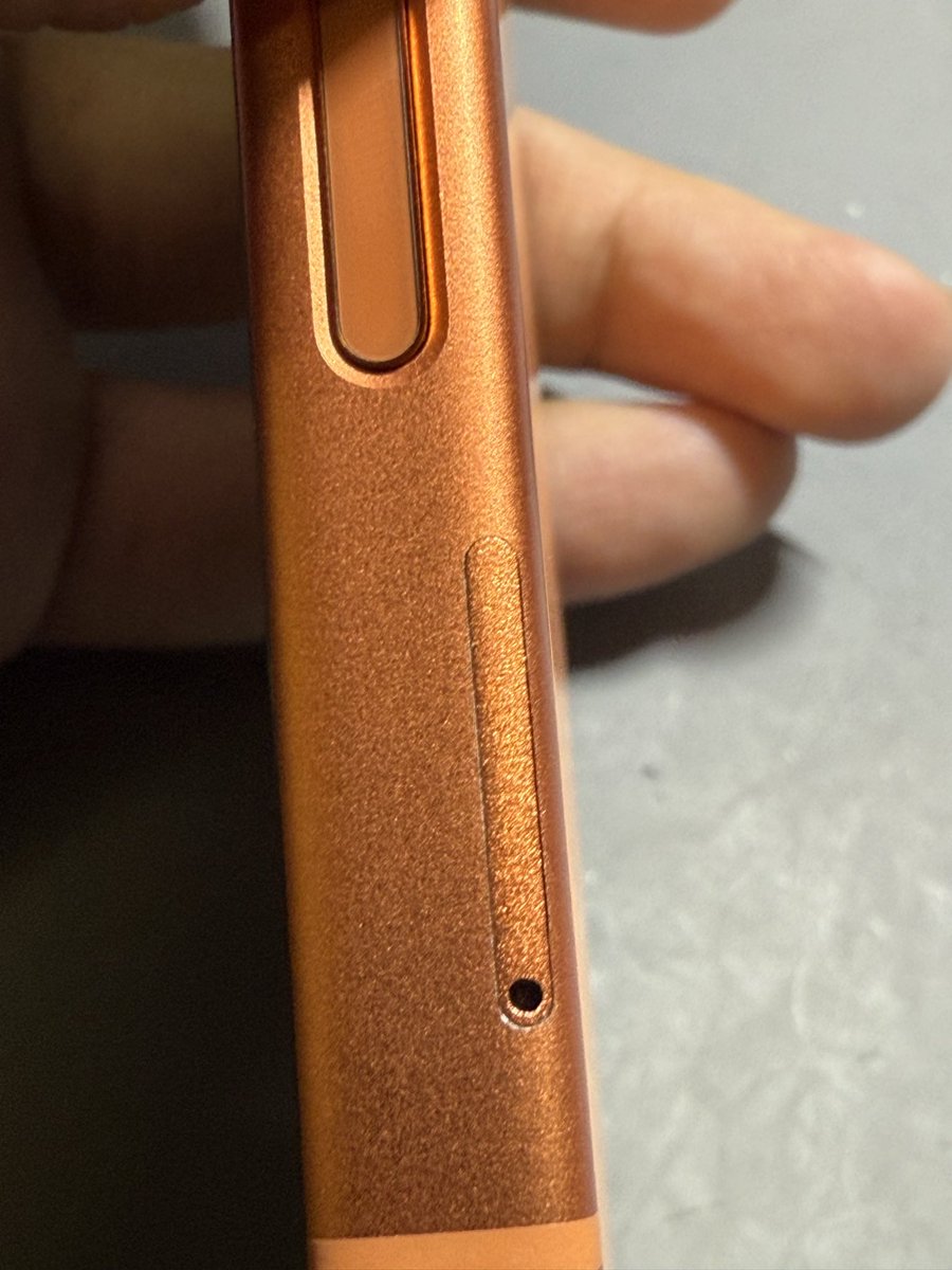 Adam88077733's tweet photo. 美版17Pro/Promax 的终极超薄改卡方案
圆润弧度设计完全不硌手，卡托精准匹配机身曲线，插拔过程丝滑顺畅，上手质感超惊艳。内置超薄卡槽，是目前手机行业最薄规格，卡槽打孔位置经过精准调校，避开磁铁与无线充模块，完全不影响无线充电和磁吸功能。 https://t.co/vt8MDrpcSn