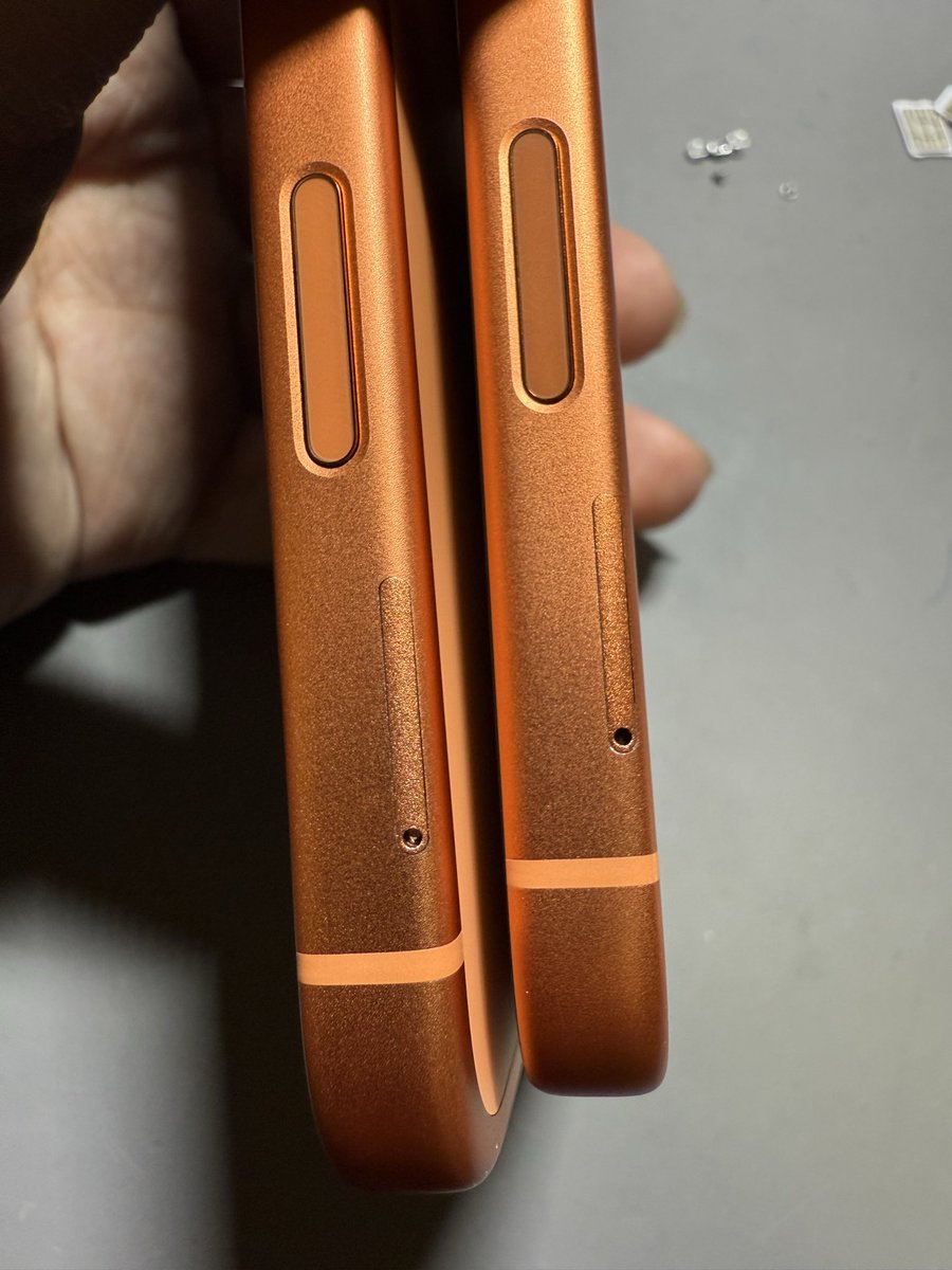 Adam88077733's tweet photo. 美版17Pro/Promax 的终极超薄改卡方案
圆润弧度设计完全不硌手，卡托精准匹配机身曲线，插拔过程丝滑顺畅，上手质感超惊艳。内置超薄卡槽，是目前手机行业最薄规格，卡槽打孔位置经过精准调校，避开磁铁与无线充模块，完全不影响无线充电和磁吸功能。 https://t.co/vt8MDrpcSn