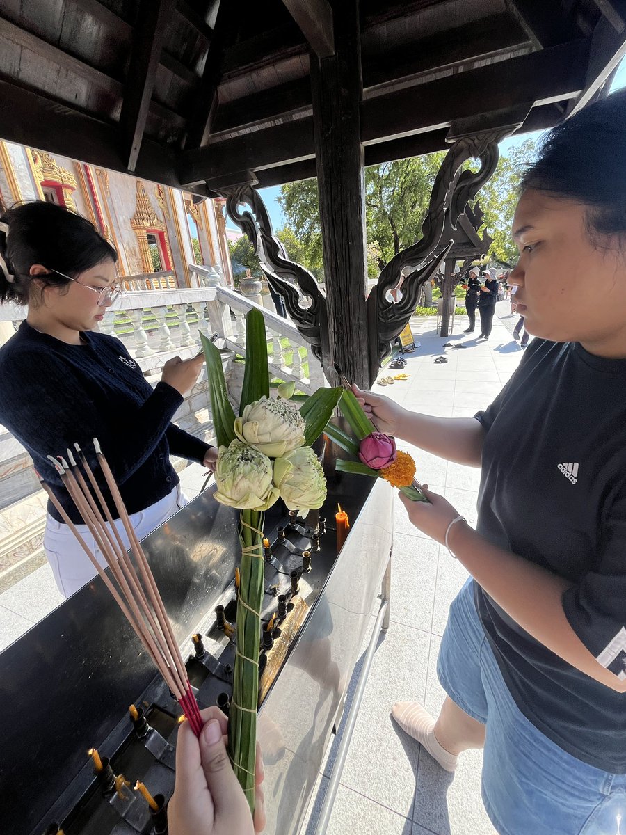 aratchanini's tweet image. ไหว้พระก่อนสอบกับเพื่อน #dek69 #ม.6