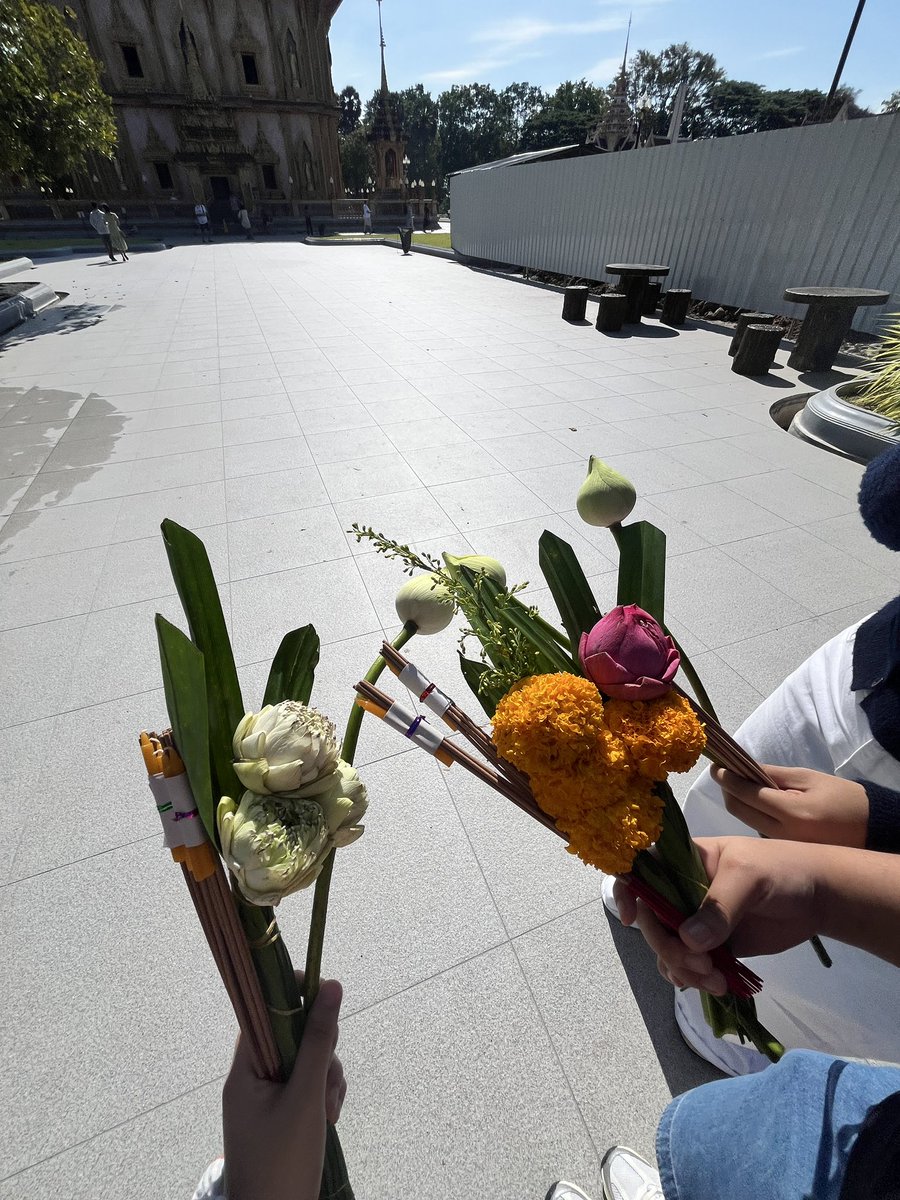 aratchanini's tweet image. ไหว้พระก่อนสอบกับเพื่อน #dek69 #ม.6