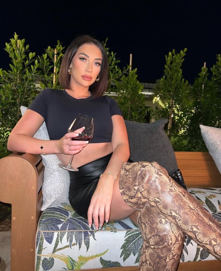 I know Olivia got extensions to film season 41 but she should have kept the bob a bit longer... it was such a cute look