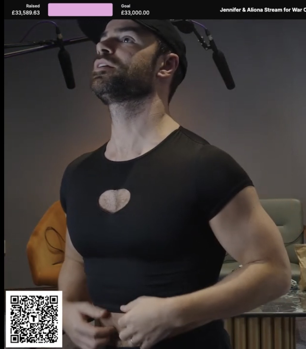 idliketomeanit's tweet image. ben starr in aliona’s crop top 🙂‍↕️