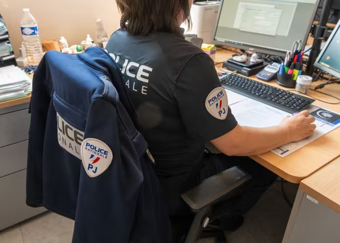 L_ThinkTank's tweet photo. [ 🇫🇷 FRANCE ]

🔸 Plus de 257 millions d’euros dépensés pour un logiciel policier toujours inutilisable selon la Cour des comptes.

Le rapport pointe dix ans d’errements, des responsabilités diluées et un outil tellement mal conçu qu’enregistrer un simple PDF peut demander jusqu’à 17 clics ou devient tout simplement impossible si celui-ci dépasse 5 mégaoctets.

Malgré les corrections annoncées, le logiciel XPN reste à l’arrêt et son déploiement n’est désormais plus attendu avant 2028.