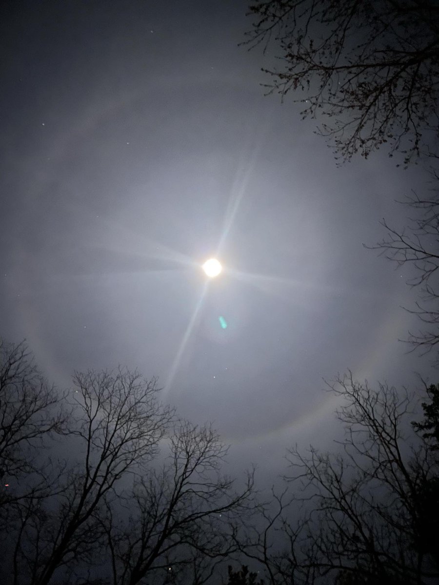EdPiotrowski's tweet image. Pretty halo around the moon tonight. Caused by moonlight passing through ice crystals in thin cirrus clouds.  Photos via Yovonna DuBose and Maura Driggers.