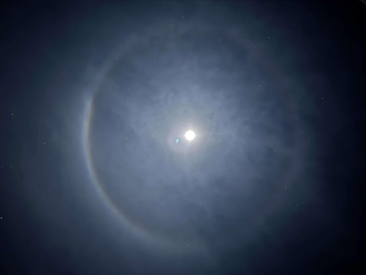 EdPiotrowski's tweet image. Pretty halo around the moon tonight. Caused by moonlight passing through ice crystals in thin cirrus clouds.  Photos via Yovonna DuBose and Maura Driggers.