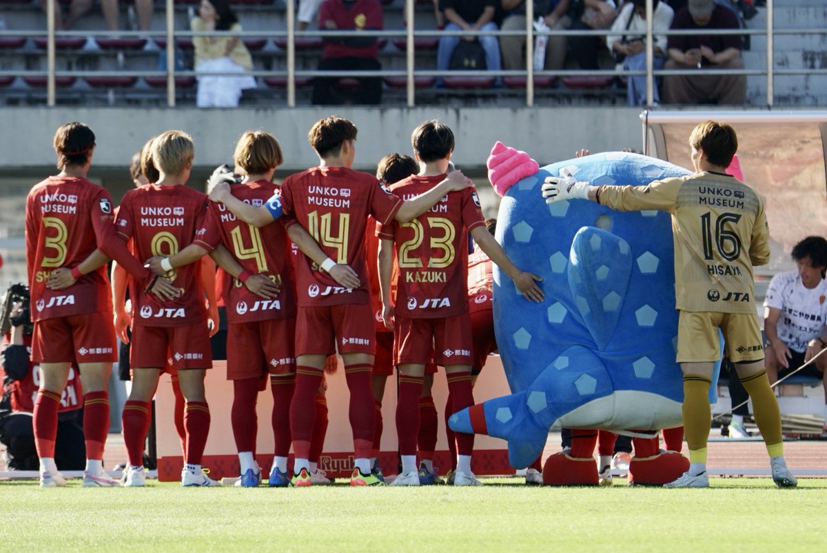 0_nejii_0's tweet image. 2025.11.29
【2/2】
そして #ジンベーニョ 撤収をアテンドする久弥さん定期😌
（写真はタップして見ていただきたいです）

#FCRYUKYU
#佐藤久弥 選手