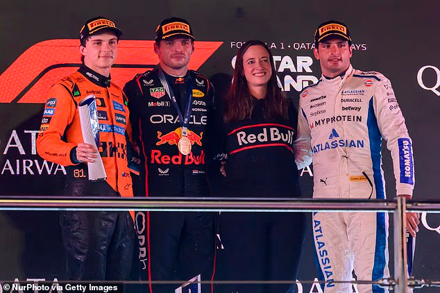 efmania's tweet photo. 《F1タイトル争いでマックス・フェルスタッペンの
“秘密兵器”と称される、2児の英国人女性──
40歳のエンジニア、ハンナ・シュミッツはレッドブル復活の立役者として“天才”と讃えられている》

🔵【ハンナ・シュミッツという存在の位置付け】
　レッドブルのプリンシパル・ストラテジー・エンジニアであるハンナ・シュミッツは、フェルスタッペンのタイトル争いを支える“秘密兵器”とされ、極めて高い戦略判断力によってレッドブルの競争力を支えてきた。2021年の物議を醸した最終戦での判断をはじめ、数々の勝利に深く関わっている。

🔵【異例の出世スピードとバックグラウンド】
　2009年にレッドブルのシミュレーター部門から
キャリアを始め、ケンブリッジで工学の修士号を取得していたこともあり、わずか2年でレース戦略担当へ昇格。2017年以降は結婚で姓が変わったが、実績は変わらず、2021年にはチームの戦略トップにまで上り詰めた。

🔵【レッドブル内部の混乱とそれでも続いた評価】
　クリスチャン・ホーナーの退任や“毒のある環境”と評されたチーム内部の混乱があったにもかかわらず、彼女は確かな成果を出し続け、ウィル・コートニー離脱後の“次期戦略部門トップ候補”として扱われるなど、他チームからも注目される存在になった。

🔵【極端に短い反応時間と数々の勝利を生んだ判断】
　セーフティカーが入った瞬間、2〜4秒以内に重大な決断を下せるとされ、2019年ブラジル、2022年ハンガリー、そして2021年アブダビ最終戦など、フェルスタッペンの勝利を左右する戦略を連発してきた。
最近のカタールでも彼女の判断が的中し、自身が表彰台に送り込まれたほど評価された。

🔵【徹底した事前準備と“計画に固執しない柔軟性”】
　プライベートでも旅行の荷造りを前もって済ませるタイプで、レース前には“あらゆるシナリオ”を事前に計算し尽くして挑む。ただし、計画に縛られず、その場で柔軟に戦略を切り替える姿勢も持ち、精神的な安定のためにテーブルに両手を置く“メンタル技法”を活用して冷静さを保っている。

🔵【2025年アブダビ決戦への影響力】
　再び2021年の決戦地アブダビに戻るフェルスタッペンは、戦闘力で劣るマシンでも戦えている。その背後には彼女の戦略があり、タイトルを争うノリスやピアストリにとっては、フェルスタッペンの後ろに“もう一人の脅威”としてシュミッツの存在を意識せざるを得ない。