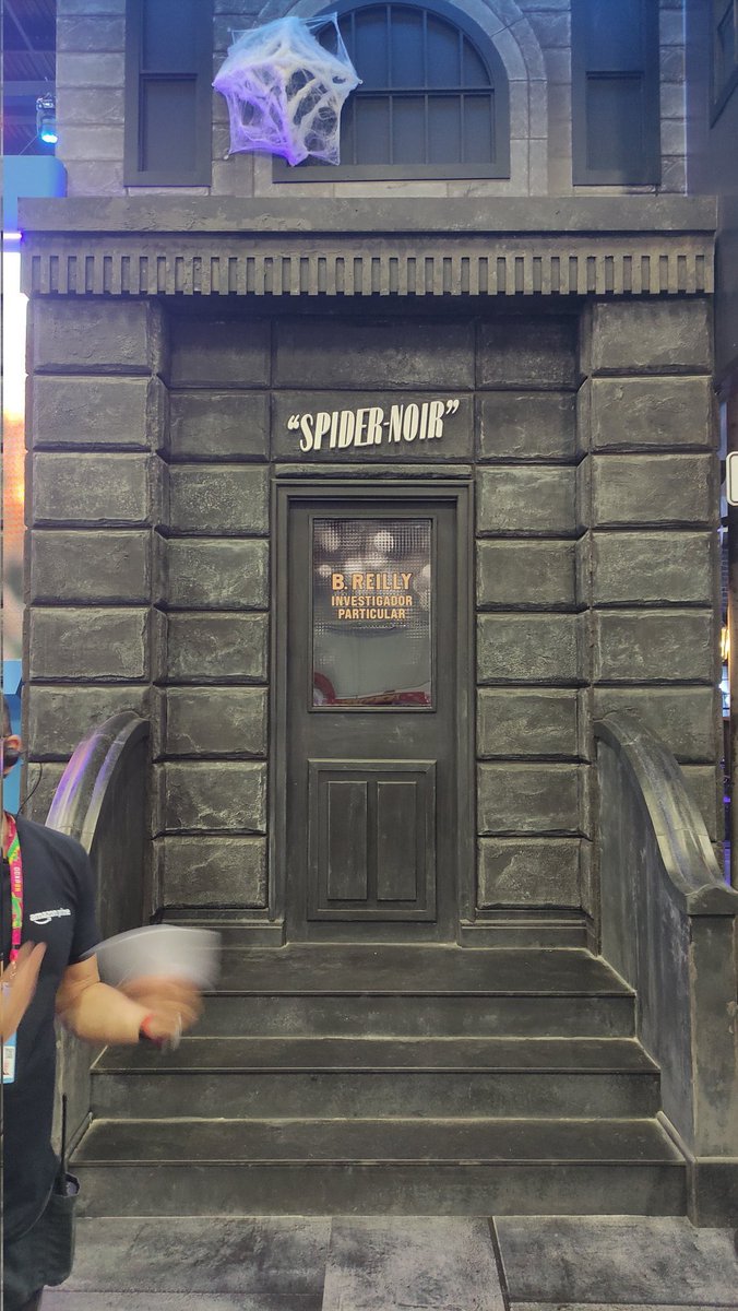 Spider-Noir’ dizisi için hazırlanan özel stand #CCXP’de ortaya çıktı 🕷️🖤
Karanlık sokaklar, sigara dumanı ve gizem kokusu… tam noir havası! 😎🕶️

#SpiderNoir #Marvel