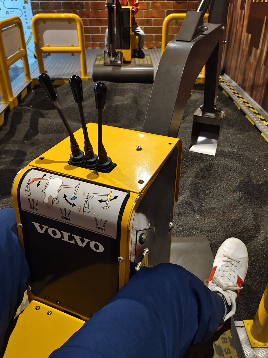 HarisHiew's tweet image. Learning by doing. Innovation in action. Keningau &amp;amp; Tenom next, hopefully. 💡
#TechEducation #SabahFuture #STEMLearning #DigitalSkills