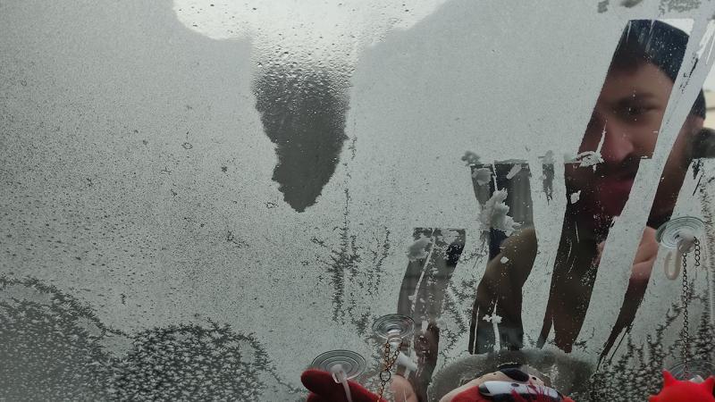 Ardahan'da kar yağışının ardından etkisini artıran dondurucu hava, gece saatlerinde sıcaklığın eksi 17 dereceye kadar düşmesine neden oldu. Kent genelinde araç camları buzla kaplanırken, ağaçlar ve çatılarda kırağı oluştu.