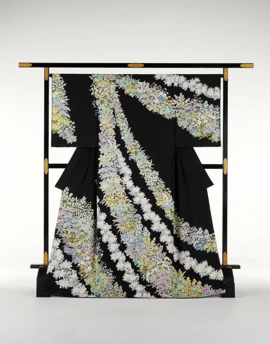 kimono_yamanaka's tweet photo. 春の訪れを纏う黒地訪問着、新入荷！
🌸 黒の深みに淡いピンク・紫・黄色の花々が優雅に流れるデザイン。繊細な筆致が、結婚式やお茶会で華やかに映えます。伝統の友禅染めで着心地も抜群。詳細はInstagramで→ https://t.co/tQBTcLQuQd
お問い合わせDMお待ちしてます！
 #訪問着 #きものやまなか https://t.co/DRsCN2Fto8