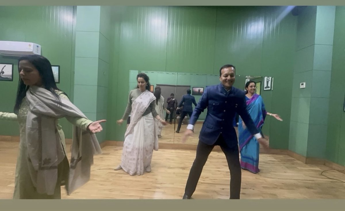 DrNimoYadav's tweet image. This is how politicians fool all of you.

In a few days, the wedding of BJP MP Naveen Jindal’s daughter will take place.

And suddenly MPs from different parties forgot their ideology and everything BJP is doing to this country and they started rehearsing dance performances for…