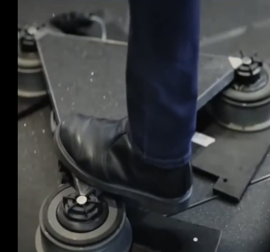 压电地板或许是史上最愚蠢的技术,不过也算是日本那些异想天开的“绿色创新”的典型例子。你把路面弄得软绵绵的,以不到1%的效率窃取额外的代谢能量,然后美其名曰“回收废物”。这简直就是讽刺。