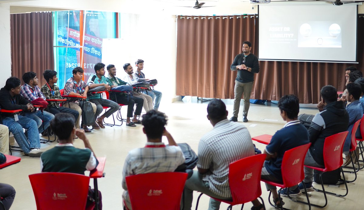 DaffodilPoly's tweet image. 📌ড্যাফোডিল পলিটেকনিকের সিভিল ও ইলেকট্রিক্যাল ডিপার্টমেন্টের শিক্ষার্থীদের নিয়ে অনুষ্ঠিত হলো Art of Living ক্লাস।

Art of Living হলো জীবনমুখী শিক্ষা, যা শিক্ষার্থীদের ব্যক্তিত্ব, আচরণ, মানসিকতা ও জীবনধারাকে আরও সুন্দর ও পরিপূর্ণ করে তোলা। 

#Daffodilpolytechnic