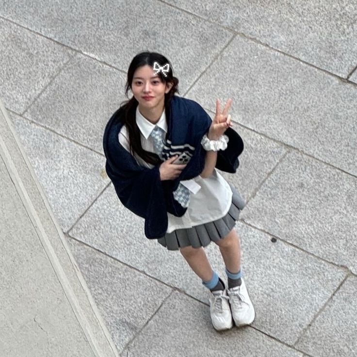 regcrdless's tweet image. *pose in tiny* ✌🏻