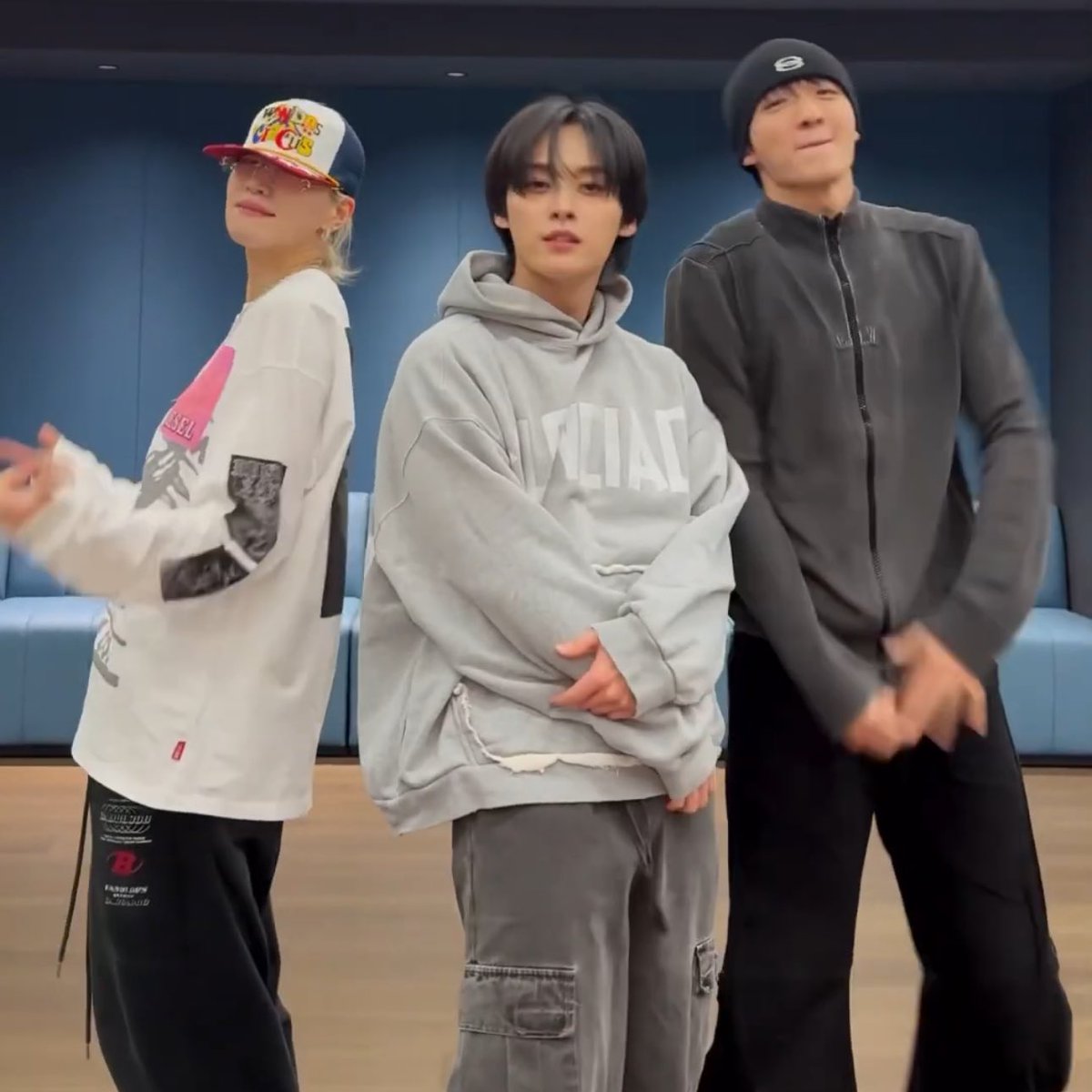 MlNHORIZON's tweet image. leeknow contents with his celebrity friends 🙂‍↕️