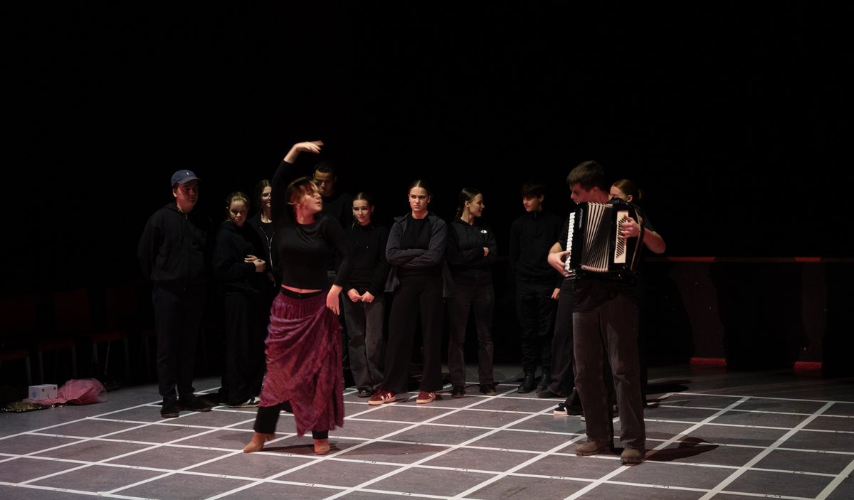 Op 27 november speelden jongeren uit heel Nederland Over Leven in Amsterdam. Een voorstelling over vervolging, Lily Franz en hoe dit doorwerkt. Onder de vlag van Theater na de Dam, voor 80 jaar vrijheid. Trots.