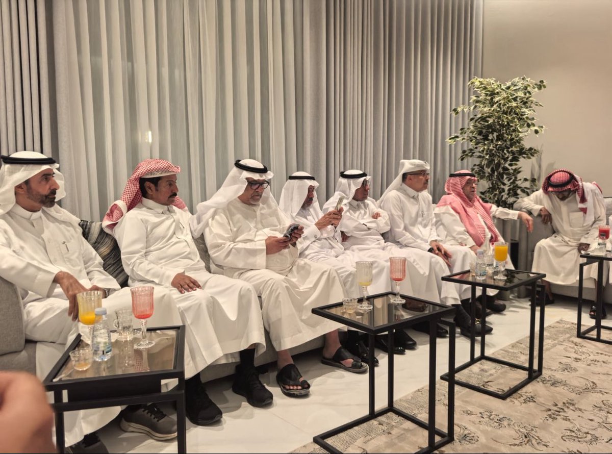 Khalel66's tweet photo. رابع ابتدائي  ( ج ) جمعنا في طفولتنا وتعلمنا فيه القراءة والكتابة والرسم والرياضة والحساب والدين والمهارة حتى كبرنا واجتمعنا في ليلة رائعة تتجلى فيها روح المحبة ياسلام عليك يارابع ابتدائي كم كنت وفي وجمعتنا . https://t.co/3hTQtIPcYx