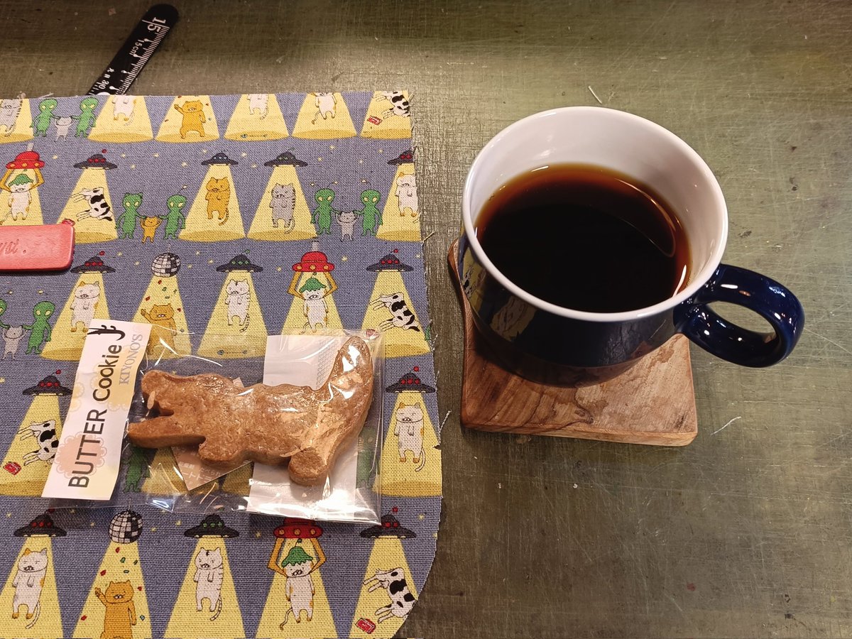tryst_shop's tweet photo. 革教室の休憩中…
今回も美味しいお菓子とCoffeeいただきました♪
ご馳走さまです✨

今回の課題　ショルダーバッグは
外側　大人しめ
内側　可愛い
で進めております❣

#trystshop #trystbag #革教室 #革バッグ #浅草 #帆布 #ショルダーバッグ #enjoylife https://t.co/FH7MWsSekd
